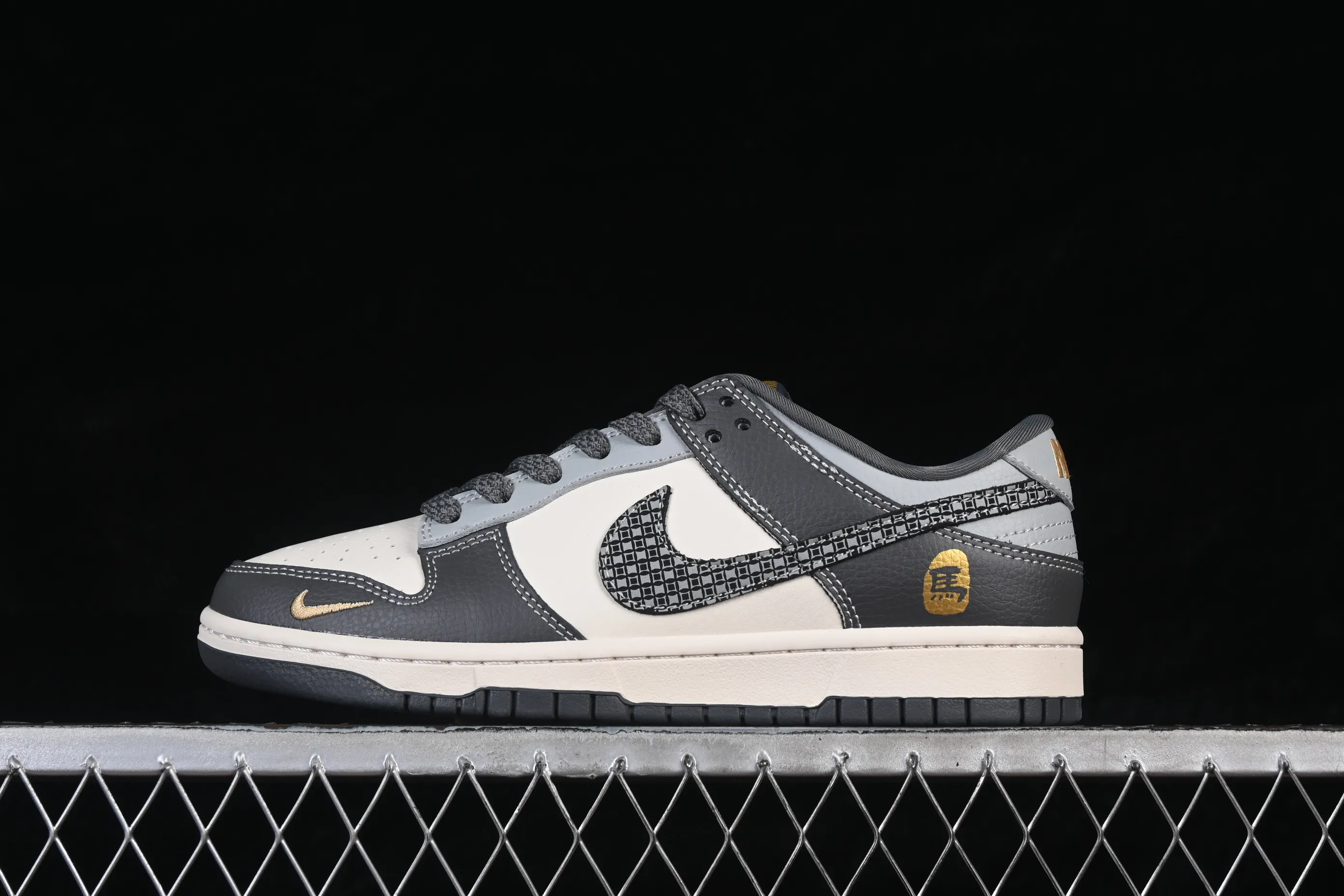 All categories Nk SB Dunk Series Nk SB Dunk Low High-end customized low-top sneakers Nike SB Dunk Low Year of the Horse limited edition Black Iron Horse High-end customized low-top casual skate shoes HG0026-012